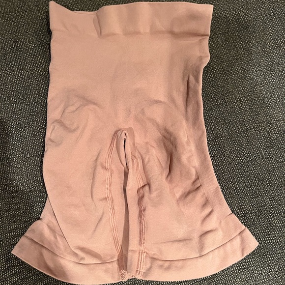 SKIMS Intimates & Sleepwear Skims Sculpting Short Mid Thigh W Open